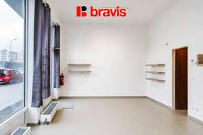 Pronájem nezařízených  obchodních prostor, 31,75 m2, Brno - Kamechy, ul. Říčanská, sociální zázemí se sprchou, 2x parkování