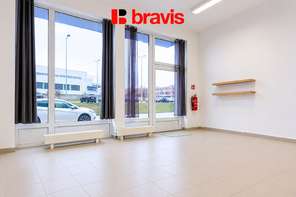 Pronájem nezařízených  obchodních prostor, 31,75 m2, Brno - Kamechy, ul. Říčanská, sociální zázemí se sprchou, 2x parkování