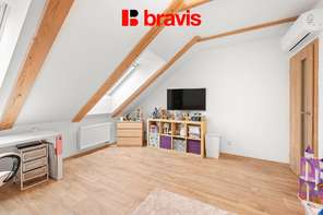 Prodej útulného mezonetového bytu 4+kk ,113 m² s parkovacím stáním , Jinačovice u Brna, klimatizován