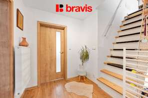 Prodej útulného mezonetového bytu 4+kk ,113 m² s parkovacím stáním , Jinačovice u Brna, klimatizován