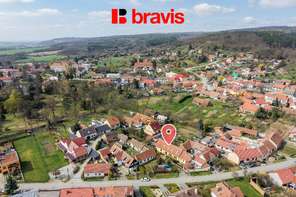 Výjimečný rodinný dům s nádechem historie v obci Habrovany, 211m², zahrada, terasa, komora, parkování pro 4 auta, absolutní soukromí