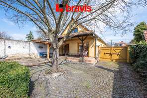 Výjimečný rodinný dům s nádechem historie v obci Habrovany, 211m², zahrada, terasa, komora, parkování pro 4 auta, absolutní soukromí