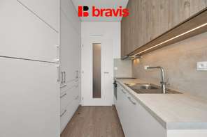 Pronájem zařízeného bytu 1+kk, Palác Trnitá, balkon, sklep, garážové stání