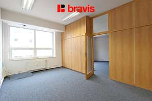 Pronájem světlé a prostorné kanceláře 84 m² s velkou lodžií, kuchyňkou a koupelnou – klimatizace, dvě neprůchozí místnosti, skvělá lokalita v centru Brna