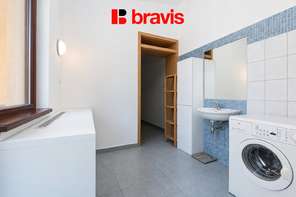 Pronájem rodinného domu 4+kk, Brno - Jundrov, Veslařská ul., terasa, krb, internet, částečně zařízeno