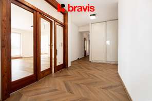 Pronájem prostorného bytu 4,5+1 s terasou, balkonem, garáží  – Brno, Stránice, ul. Rezkova