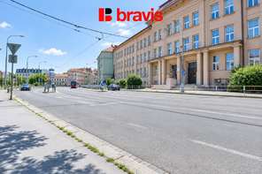 Podnájem prostorného 3+1, ul. Merhautova, Brno-Zábrdovice, garážové stání, 2 balkony, centrum města