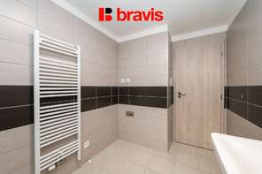 Prodej velmi prostorného bytu 2+1 68 m², Rosice, parkovací stání a sklep v ceně