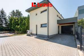 Prodej nízkoenergetického rodinného domu, Brno - Královo Pole, garáž, sklep, dostatek parkování, pozemek 400m²