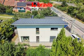 Prodej nízkoenergetického rodinného domu, Brno - Královo Pole, garáž, sklep, dostatek parkování, pozemek 400m²