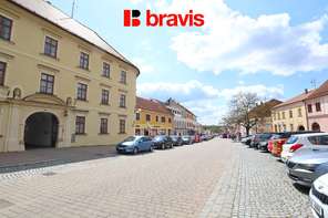 Pronájem moderní kanceláře s balkonem – Palackého náměstí, Slavkov u Brna, možnost parkování a reklamy