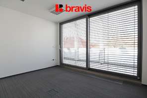 Pronájem moderní kanceláře s balkonem – Palackého náměstí, Slavkov u Brna, možnost parkování a reklamy