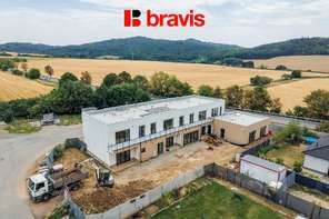 Prodej nebytového prostoru o dispozici 1+kk v moderní novostavbě polyfunkčního domu, 61,7m², Lipůvka u Brna, parkovací stání v ceně