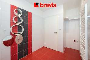 Výjimečný byt 4+kk se střešní terasou 50 m², ul. U Leskavy, Brno – Starý Lískovec, parkovací staní