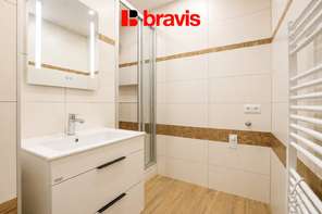 Pronájem zrekonstruovaného bytu 2+1, Židlochovice, šatna, balkon, sklep