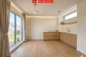 Prodej prostorné moderní novostavby bytu 2,5+kk, 56 m2, Lipůvka u Brna, balkon, parkovací stání a sklep v ceně