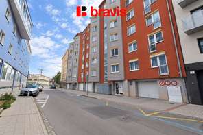 Pronájem prostorného bytu 1+kk se spací nikou, Brno - Staré Brno, ulice Vodní, balkon, kompletně zařízený