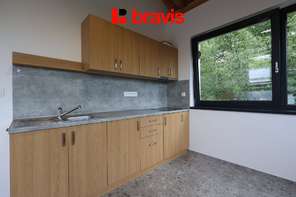Pronájem kanceláře, loft, Brno - Husovice. Parkování před domem