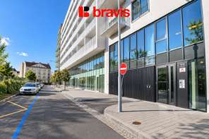 Pronájem částečně zařízeného moderního bytu 1+kk, rezidence NOVÉ SADY, ul. Fuchsova, novostavba, klimatizace, balkon, garážové stání