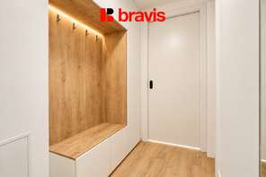 Pronájem částečně zařízeného moderního bytu 1+kk, rezidence NOVÉ SADY, ul. Fuchsova, novostavba, klimatizace, balkon, garážové stání