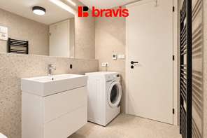 Pronájem částečně zařízeného moderního bytu 1+kk, rezidence NOVÉ SADY, ul. Fuchsova, novostavba, klimatizace, balkon, garážové stání