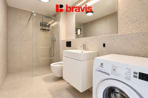 Pronájem částečně zařízeného moderního bytu 1+kk, rezidence NOVÉ SADY, ul. Fuchsova, novostavba, klimatizace, balkon, garážové stání