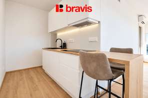 Pronájem částečně zařízeného moderního bytu 1+kk, rezidence NOVÉ SADY, ul. Fuchsova, novostavba, klimatizace, balkon, garážové stání