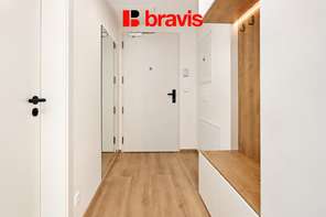 Pronájem částečně zařízeného moderního bytu 1+kk, rezidence NOVÉ SADY, ul. Fuchsova, novostavba, klimatizace, balkon, garážové stání