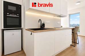 Pronájem částečně zařízeného moderního bytu 1+kk, rezidence NOVÉ SADY, ul. Fuchsova, novostavba, klimatizace, balkon, garážové stání