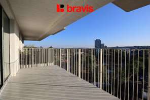 Pronájem částečně zařízeného moderního bytu 1+kk, rezidence NOVÉ SADY, ul. Fuchsova, novostavba, klimatizace, balkon, garážové stání