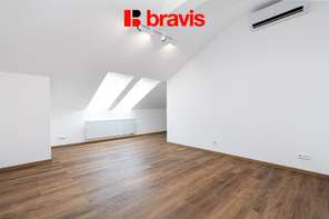 Pronájem reprezentativních komerčních prostor, Brno - Maloměřice, ul. Vrbí, novostavba, dvojgaráž, zahrada