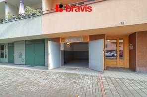 Pronájem pěkného bytu 2+kk, Brno - Veveří, lodžie, balkón, cihlový dům, garáž, úložné prostory, ulice Bayerova