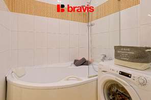 Pronájem pěkného bytu 2+kk, Brno - Veveří, lodžie, balkón, cihlový dům, garáž, úložné prostory, ulice Bayerova