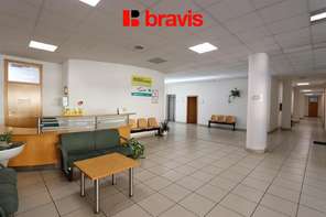 Pronájem obchodních prostor s výlohami, až 277 m², ul. Žerotínova, Vyškov, klimatizace, možnost parkování v budově