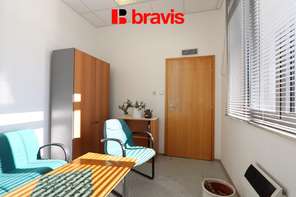 Pronájem obchodních prostor s výlohami, až 277 m², ul. Žerotínova, Vyškov, klimatizace, možnost parkování v budově