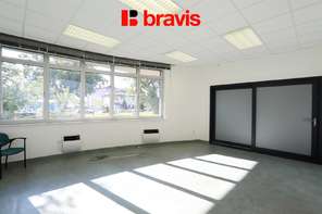 Pronájem obchodních prostor s výlohami, až 277 m², ul. Žerotínova, Vyškov, klimatizace, možnost parkování v budově