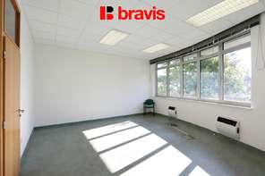 Pronájem obchodních prostor s výlohami, až 277 m², ul. Žerotínova, Vyškov, klimatizace, možnost parkování v budově