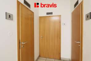 Pronájem obchodních prostor s výlohami, až 277 m², ul. Žerotínova, Vyškov, klimatizace, možnost parkování v budově