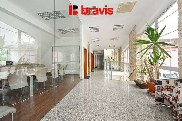 Rent commercial Offices 1 016 m², Hradčany