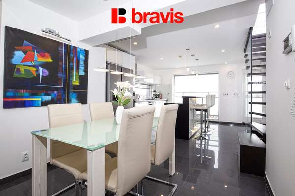 Pronájem mezonetu s nádherným výhledem na Brno a dispozicí 3+kk, Brno - Ponava, ulice Domažlická, terasa, balkon, sklep, klimatizace, kinoplátno a úklid dvakrát měsíčně v ceně