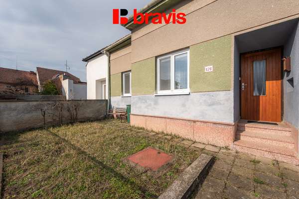 Prodej rodinného domu 4+1, Střelice u Brna, dvůr, 2 předzahrádky, 2 samostatné vchody
