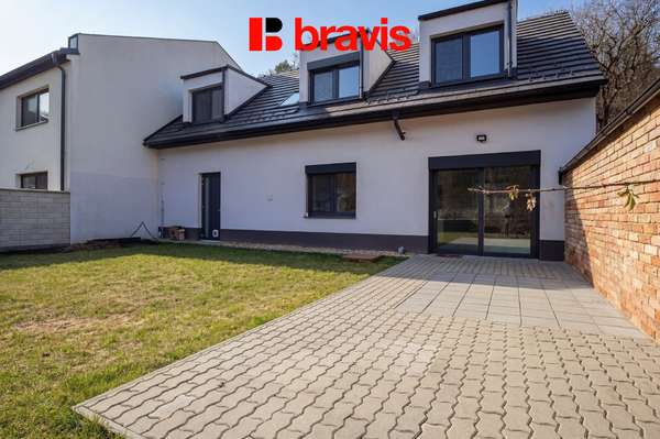 Prodej moderního rodinného domu 5+kk se zahradou a garáží, Velatice - Brno-venkov