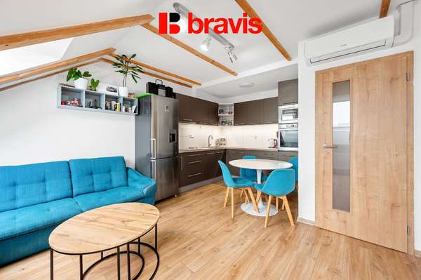 Prodej útulného mezonetového bytu 4+kk ,113 m² s parkovacím stáním , Jinačovice u Brna, klimatizován