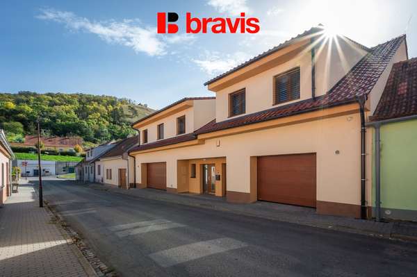 Prodej luxusního, nízkoenergetického rodinného domu 6+kk a 3+kk, ulice Wolkerova v srdci Mikulova s výjimečným výhledem, 2x dvojgaráž, nadstandardní vybavení