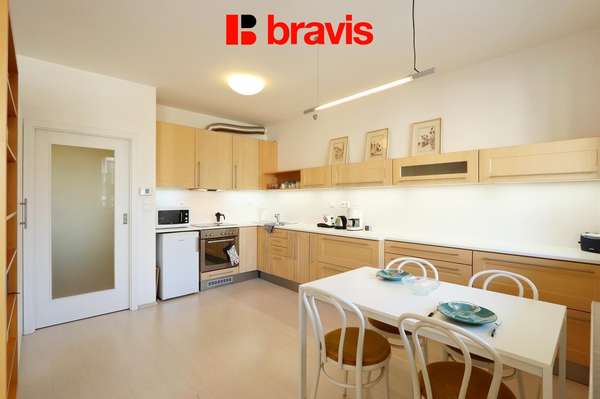 Pronájem prostorného bytu 1+kk, ulice Podveská, Brno-Komín, kompletně zařízený, výtah, balkón, internet v ceně nájmu, vnitroblok, bezproblémové parkování