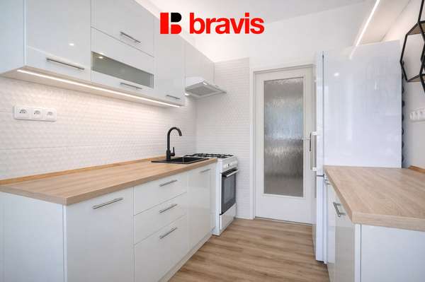 Pronájem bytu 1+1 s prosklenou lodžií na ulici Ukrajinská Brno - Bohunice