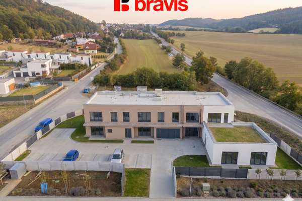 Prodej moderního, prostorného ateliéru 2+kk, 73m², šatna, parkovací stání, Lipůvka u Brna