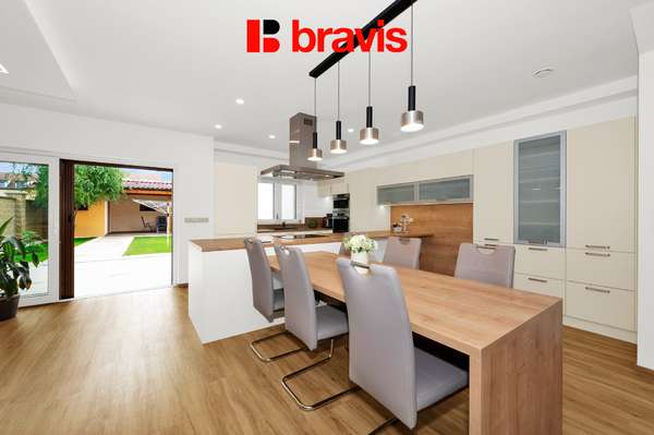 Prodej nadstandardního, nízkoenergetického rodinného domu 6+kk, ulice Wolkerova v srdci Mikulova s výjimečným výhledem, dvojgaráž, nadstandardní vybavení