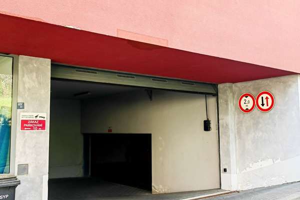 Pronájem garážového stání v bytovém komplexu na ulici Jaroslava Foglara, Brno - Štýřice