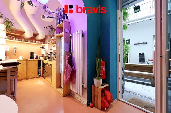 Pronájem obchodních prostor na Zelném trhu v centru Brna, 17 m², zahrádka ve vnitrobloku s vertikální zahradou, šatna, sklad, zázemí